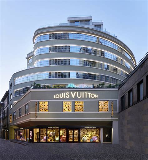 louis vuitton via montenapoleone nuova sede|Louis Vuitton apre la nuova sede nello storico ex Garage Traversi .